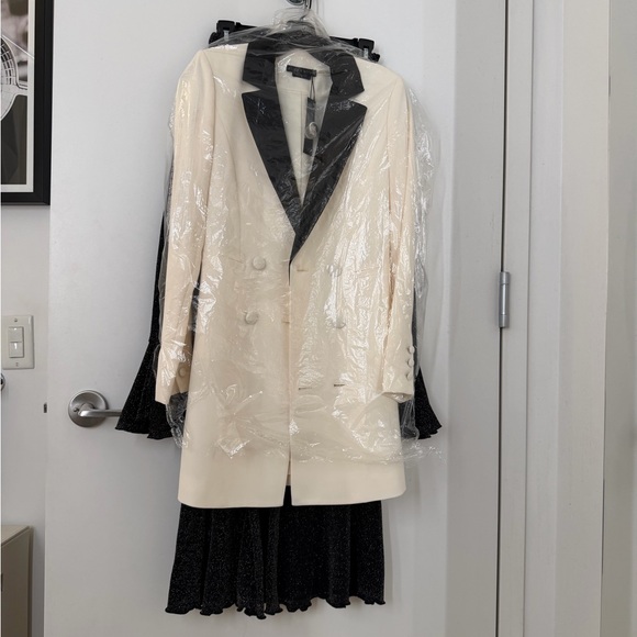 Alice + Olivia Ecru and Black Blazer Dress - Picture 7 of 7